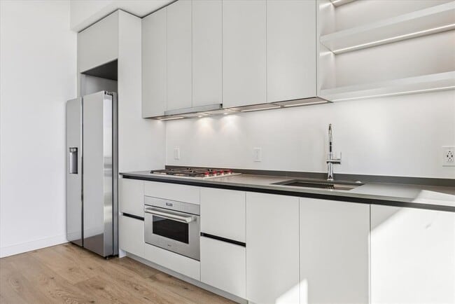 Building Photo - 610 Davis St