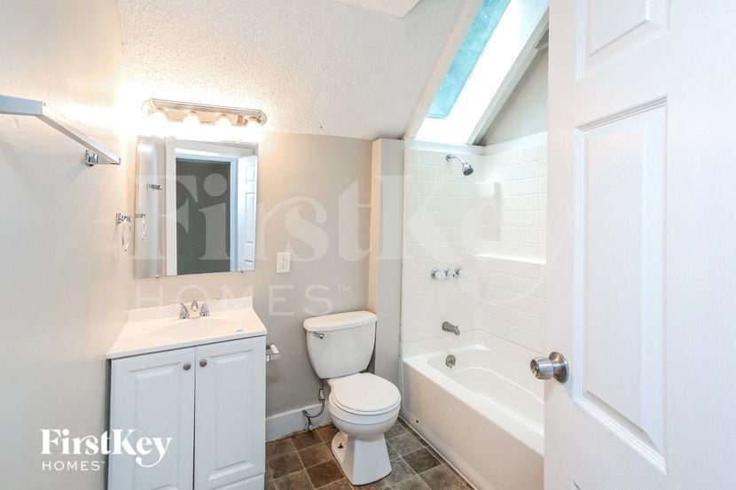 Building Photo - 2448 Norton Ave