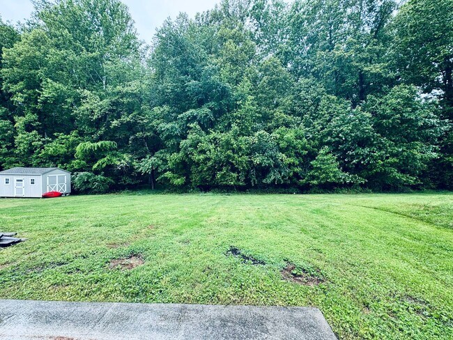 Building Photo - 127 Primrose Ln