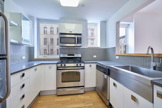 Building Photo - 318 Knickerbocker Ave