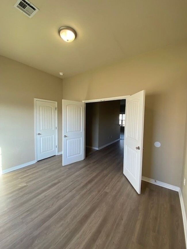 Building Photo - 3-bed + Office 2-bath Over 1800 sq ft! VER...