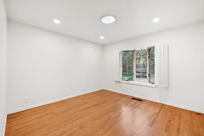 Building Photo - 216 Valparaiso Ave