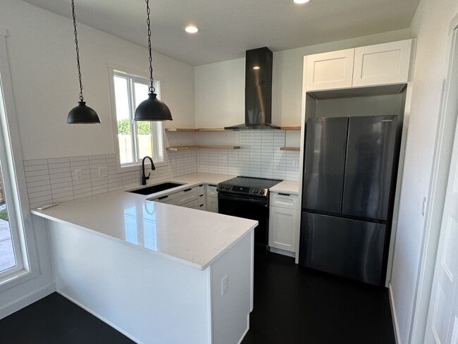 Building Photo - A Bright & Contemporary Home in Pasco