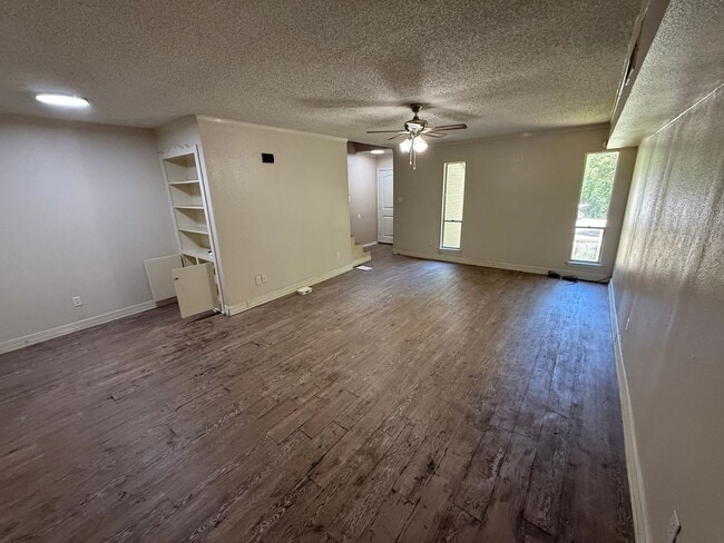 Building Photo - Two-story 2-bed/1.5 bath!