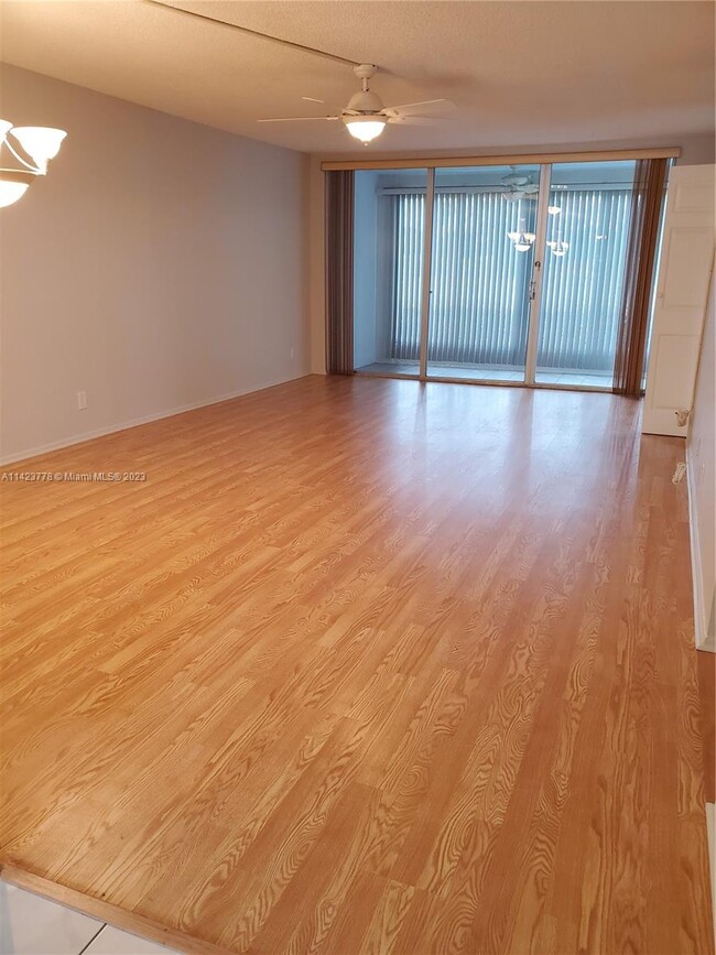 Building Photo - 2901 S Palm Aire Dr