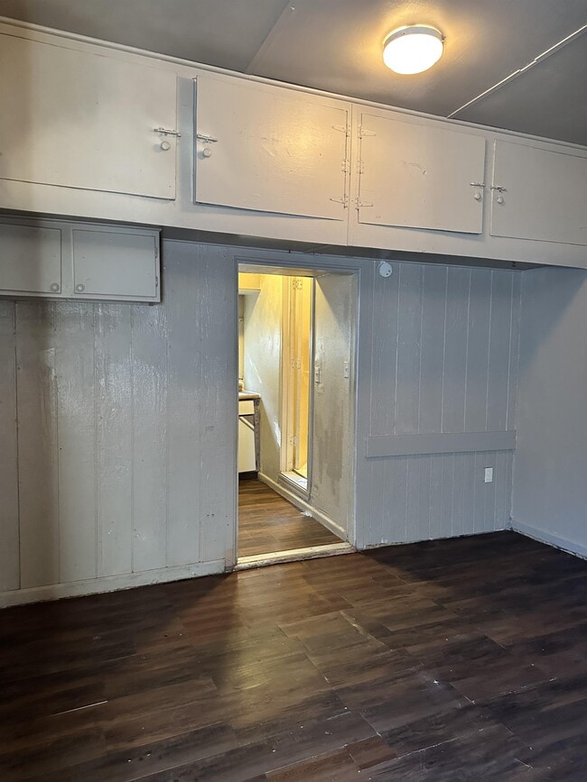 Building Photo - 1605 S Pine St