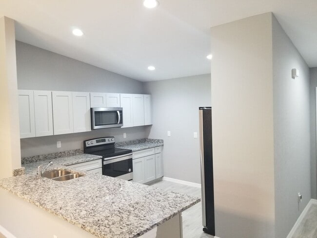 Building Photo - Spacious 3-Bedroom, 2-Bath Apartment with ...