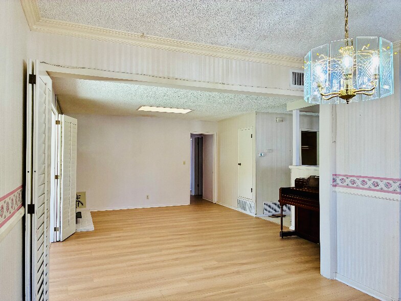 Building Photo - 5804 Los Pacos St