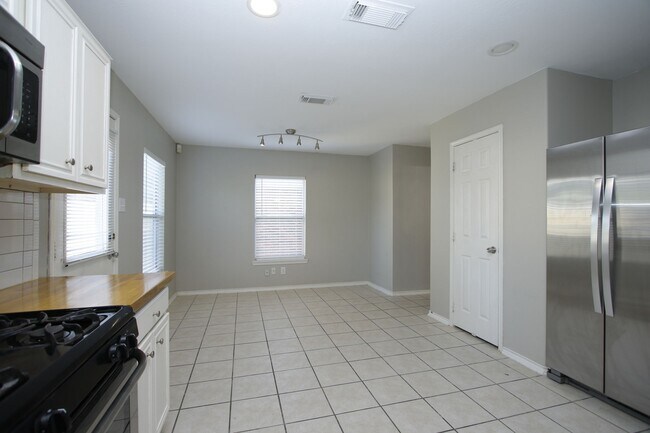 Building Photo - 18926 Piney Way Dr