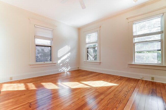 Building Photo - 557 S Grant Ave