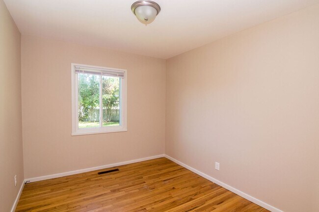 Building Photo - 2420 N Circle Dr