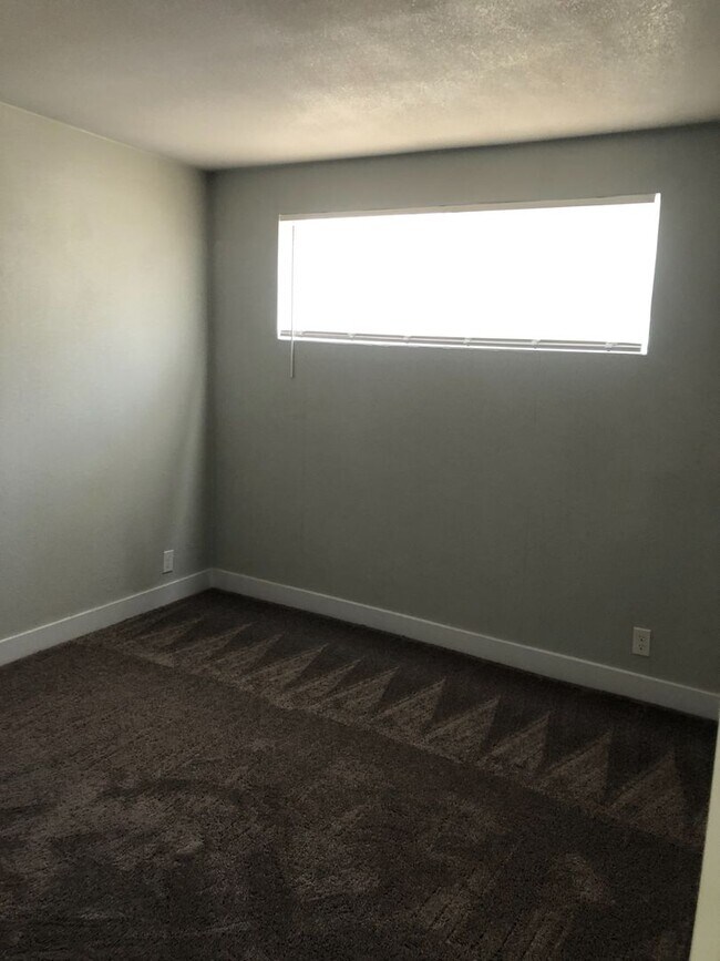 Building Photo - NEWLY REMODELED 3 BEDROOM 2 BATH HOME COME...