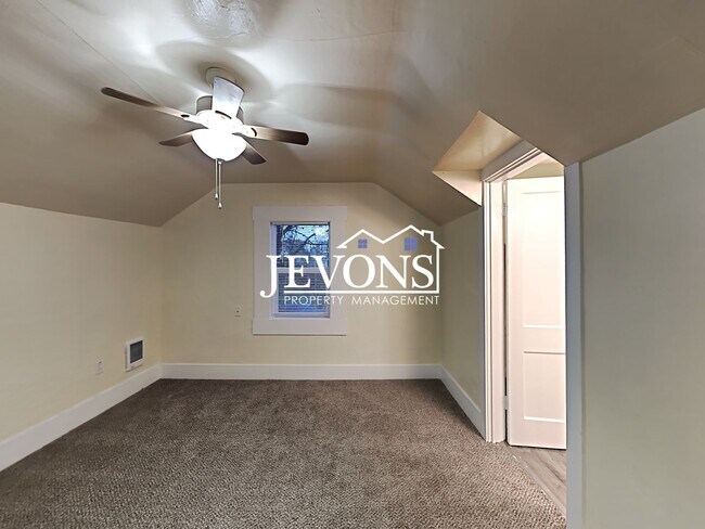 Building Photo - Make yourself at home in this apartment lo...