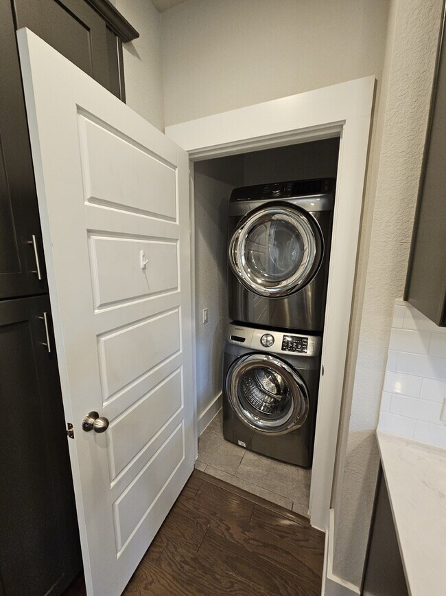 Building Photo - Experience Modern Living: Spacious 3-Bed, 3-Bath Townhome with Two Primary Bedrooms