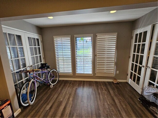 Building Photo - 24101 Plantation Dr NE