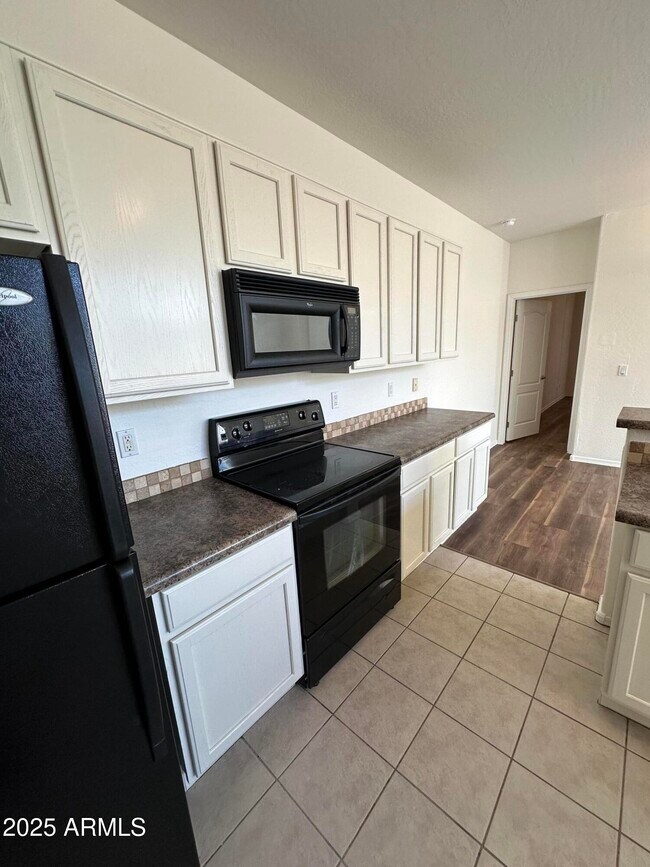 Building Photo - 1015 S Val Vista Dr