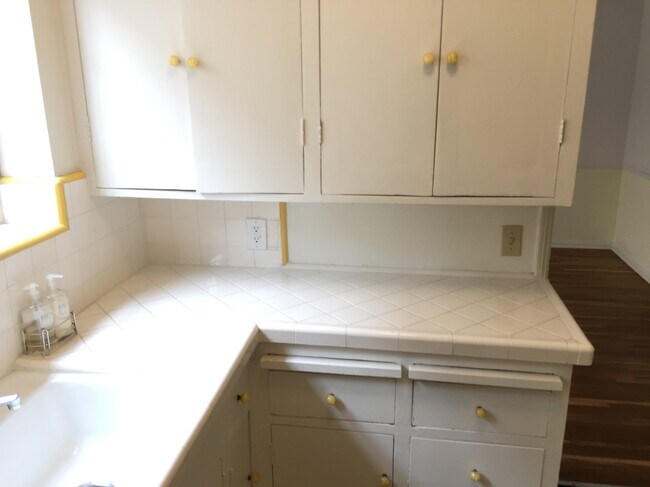 Kitchen - 1054 Masselin Ave