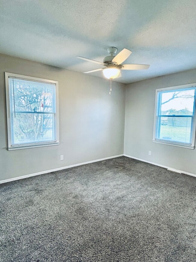 Building Photo - 825 David Ln