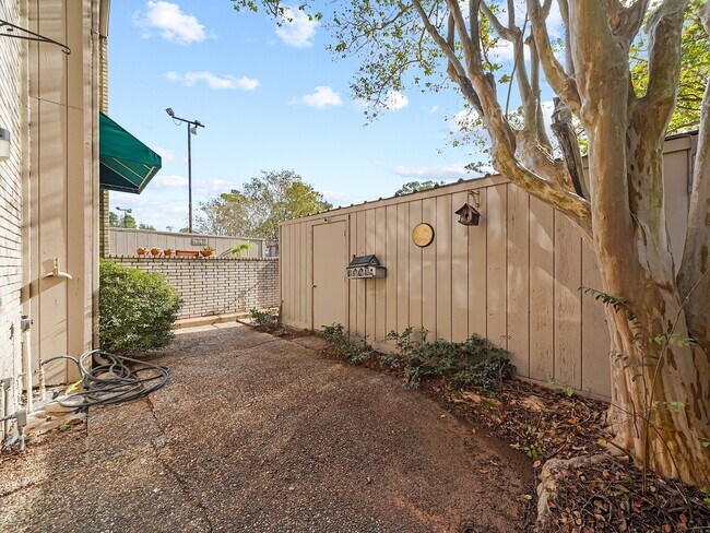 Building Photo - 2139 Lake Village Dr