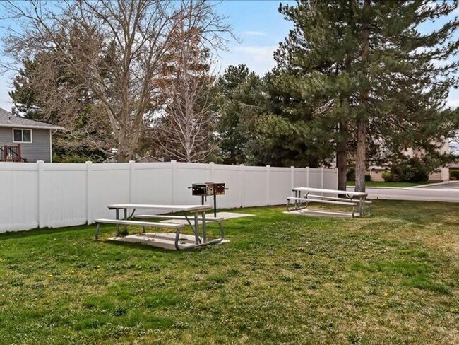 Building Photo - SANDY  2 BED 2 BATH CONDO, small pet OK