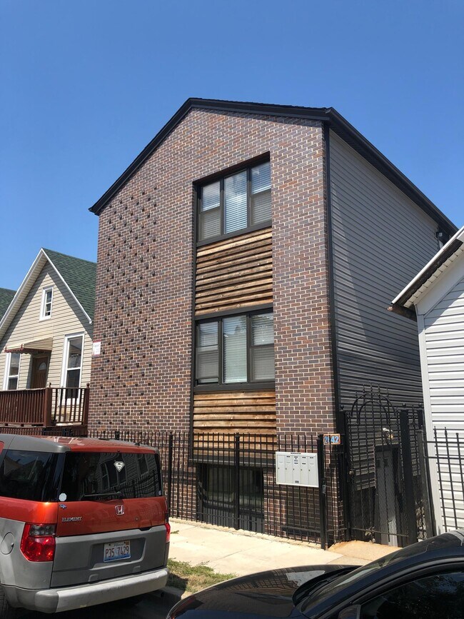 Primary Photo - 2642 W Luther St