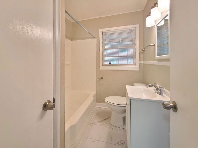 Building Photo - Cutest Bungalow in the Heart of Hapeville 3 bed/2 bath
