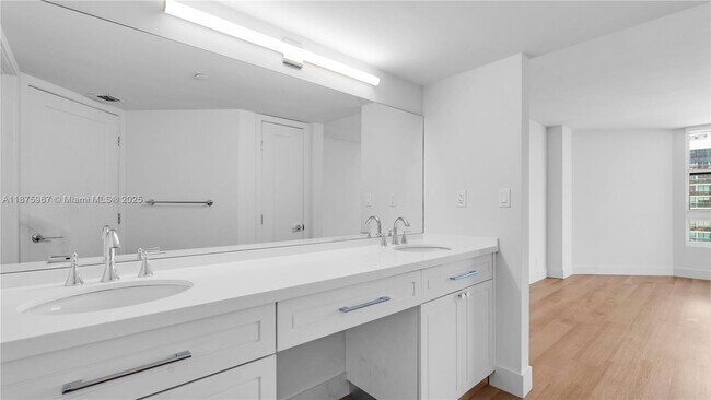 Building Photo - 555 NE 34th St