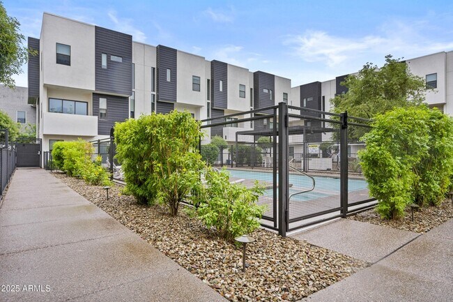 Building Photo - 325 E Coronado Rd