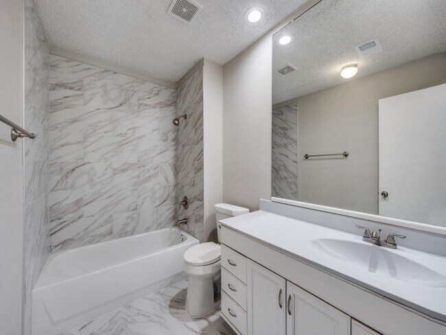 Building Photo - 2623 Summertree Dr