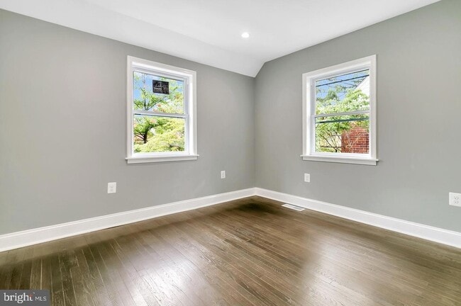 Building Photo - 6005 New Hampshire Ave NE