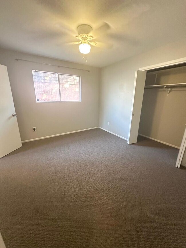 Building Photo - 3 Bed 2 Bath Ready to Rent ASAP! Fully remodeled bathrooms!
