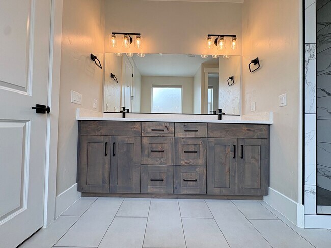 Building Photo - Solar Home For RENT!!!