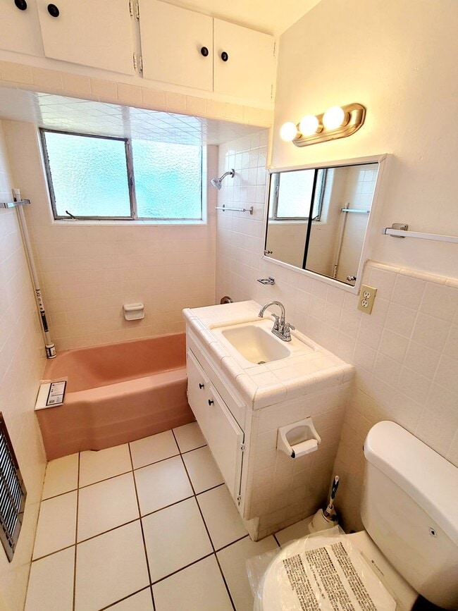 Building Photo - Eclectic 2 Bedroom 1 Bathroom Home