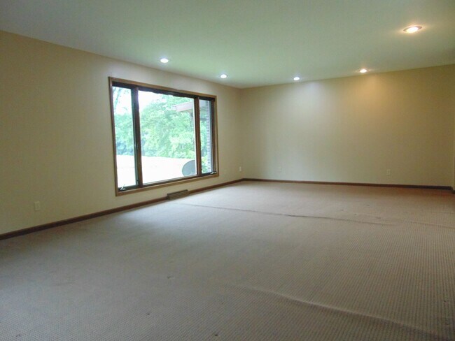 Building Photo - Amazing 3 Bed 2 Bath Country Home With Fab...