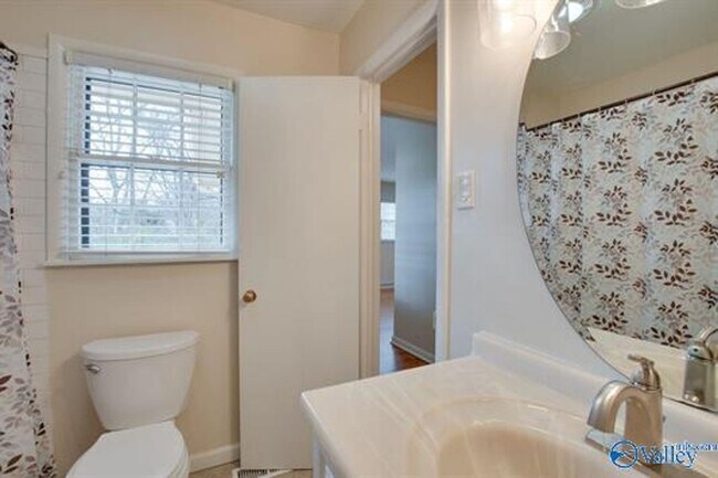 Building Photo - 814 Cleermont Dr SE