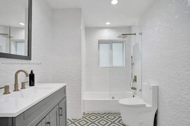 Building Photo - 2100 SW 28th Way