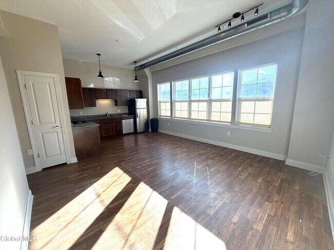 Building Photo - 733 Broadway