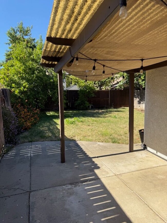 Building Photo - Single Story Halfplex in Natomas
