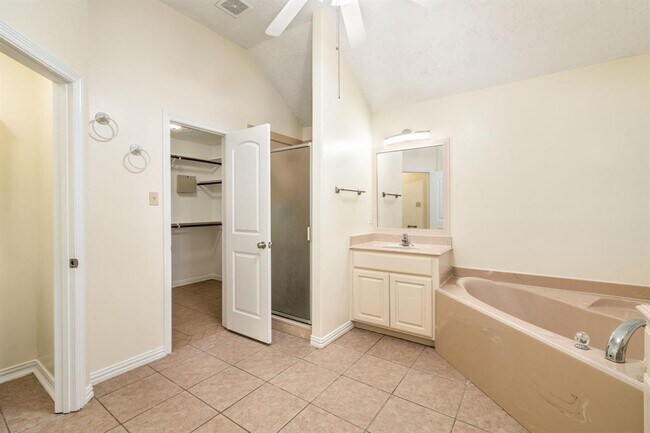 Building Photo - 10459 Parkside Dr