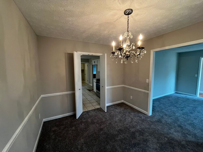 Building Photo - Cozy and Affordable!!