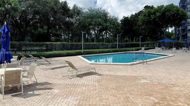 Building Photo - 3301 N Country Club Dr