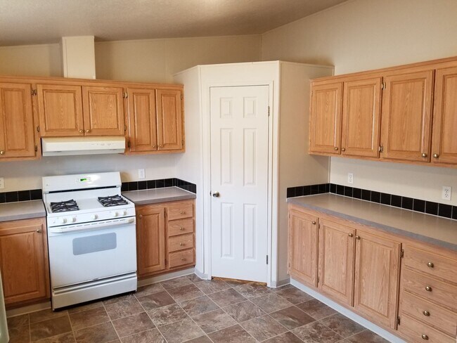 Building Photo - Pet Friendly 4 bedroom 2 bath home with a carport near Albany, OR