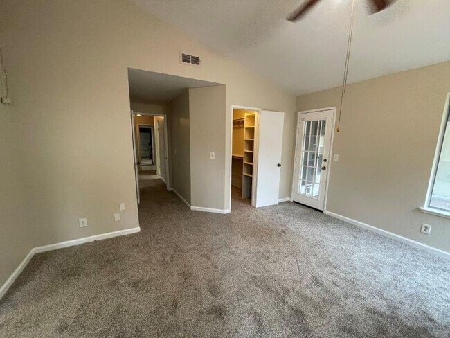Building Photo - Fabulous 3 Bed 2 Bath home in the Heart of Elk Grove