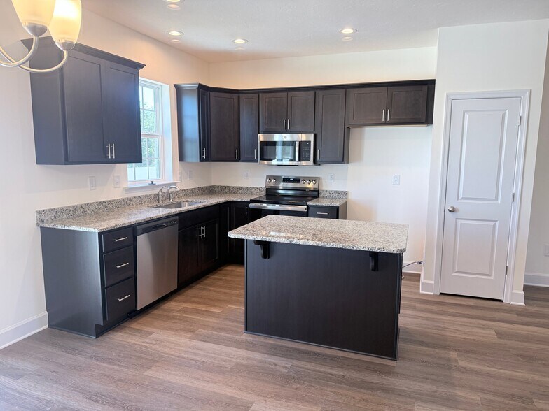 Building Photo - 3621 Fieldstone Dr