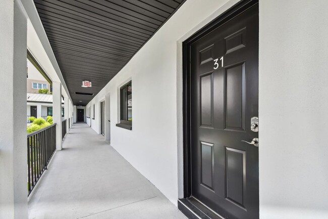 Building Photo - 2942 W Bay Dr