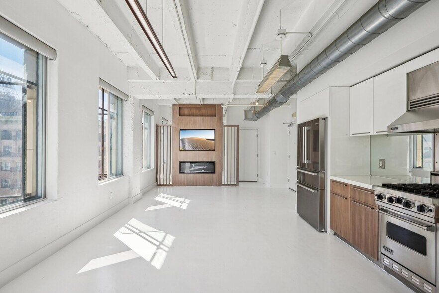 Building Photo - 6253 Hollywood Blvd