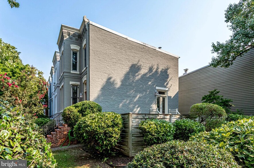 Building Photo - 116 9th St SE