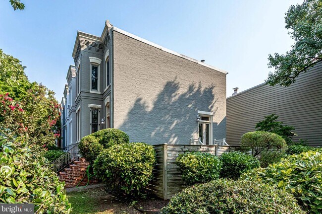 Building Photo - 116 9th St SE