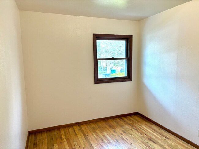 Building Photo - FEWEK01