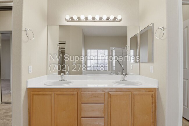 Building Photo - SE!! 4 Bedrooms!! Single Story!!! 3 Car Garage!!! Gated!! Water Conditioner!! All Appliances!!! F...